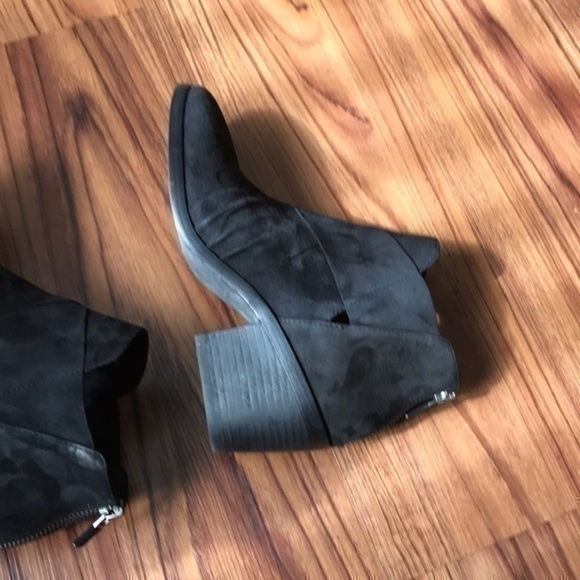 Eileen Fisher beautiful black booties size 7.5. Used - Picture 4 of 7